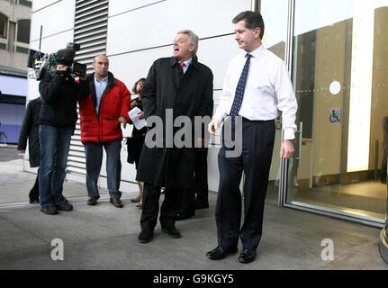 Michael Grade, nuovo presidente esecutivo di ITV, è accolto da John Creswell, il C.E.O provvisorio (a destra), quando arriva oggi negli uffici centrali di Londra della rete. Foto Stock