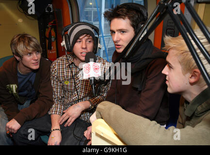 (Destra-sinistra) Dougie Poynter, Danny Jones, Harry Judd e Tom Fletcher di McFly sono intervistati al Great Ormond Street Children's Hospital nel centro di Londra. Foto Stock