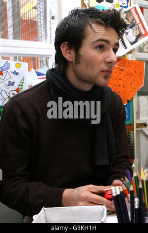 Harry Judd da McFly durante la visita della band al Great Ormond Street Children's Hospital nel centro di Londra. Foto Stock