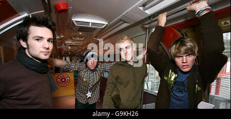 Membri di McFly (da sinistra a destra) Harry Judd, Danny Jones, Tom Fletcher e Dougie Poynter durante una visita al Great Ormond Street Children's Hospital nel centro di Londra. Foto Stock