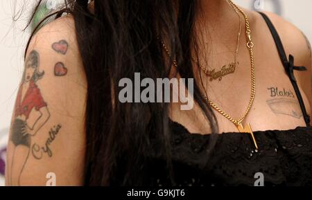 Una visione generale dei tatoo di Amy Winehouse durante i Q Awards 2006, presso il Grosvenor House Hotel nel centro di Londra. PREMERE ASSOCIAZIONE foto. Data foto: Lunedì 30 ottobre 2006. Il credito fotografico dovrebbe essere: Yui Mok/PA Foto Stock
