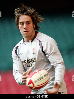 Wales' Ryan Jones durante una sessione di allenamento al Millennium Stadium di Cardiff. Foto Stock