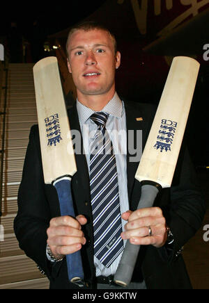 Cricket - Inghilterra partenza per l'Australia - Heathrow Airport. Il cricketer inglese Andrew Flintoff posa per i media durante una foto-opportunità all'aeroporto di Heathrow. Foto Stock