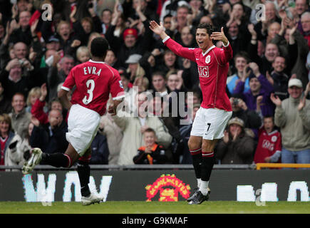 Manchester United Cristiano Ronaldo (a destra) celebra il secondo gol contro Portsmouth durante la partita Barclays Premiership a Old Trafford, Manchester. Foto Stock