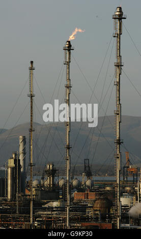 Vista generale della raffineria di Ineos Grangemouth al giorno. Situato vicino al Firth of Forth, Grangemouth ripercorre le sue origini fino al 1924 e fino alla seconda guerra mondiale gestiva circa 400,000 tonnellate di petrolio greggio. Le grandi espansioni subito dopo la guerra e negli anni '70 hanno portato la capacità di raffinazione ad oltre 10 milioni di tonnellate all'anno. Il sistema di oleodotti North Sea Forties termina presso la raffineria e il petrolio greggio in eccesso viene esportato attraverso la conduttura verso un terminale di carico della petroliera sul quarto. Il petrolio greggio entra anche nella raffineria attraverso un gasdotto di 58 miglia dal terminal di Finnart Ocean che può gestire Foto Stock