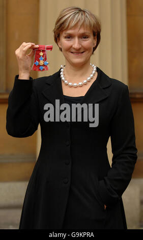 Deborah Warner, direttore del teatro e dell'opera, dopo aver raccolto un CBE dalla Regina Elisabetta II durante una cerimonia di investitura a Buckingham Palace, Londra. Foto Stock