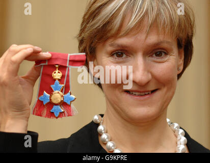 Deborah Warner, direttore del teatro e dell'opera, dopo aver raccolto un CBE dalla Regina Elisabetta II durante una cerimonia di investitura a Buckingham Palace, Londra. Foto Stock