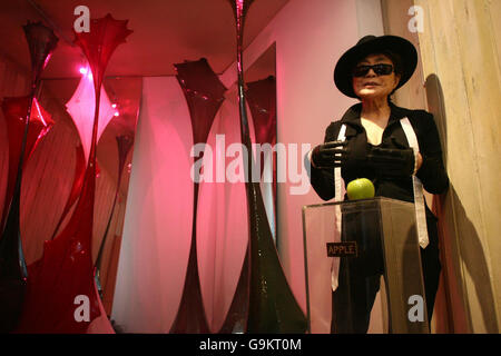 Yoko Ono è presente con una delle sue mostre, intitolata Apple, al rilancio della indica Gallery nel centro di Londra. Foto Stock