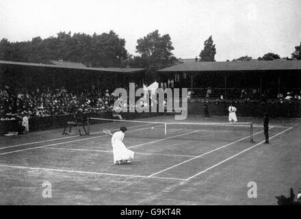 Dorothea Lambert-Chambers affronta Dora Boothby nei Ladies' Singles finale Foto Stock