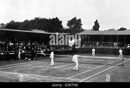 Tennis - Giochi Olimpici di Londra 1908 - Men's Outdoor Doubles - Final - The All England Club. I medaglioni d'oro Reggie Doherty e George Hillyard si lanciano su Josiah Ritchie e James Cecil Parke Foto Stock