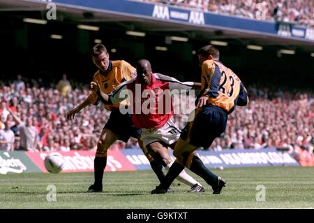 Sylvain Wiltord (c) di Arsenal è affrontato da Vladimir Smicer di Liverpool (l) e Jamie Carragher (r) Foto Stock