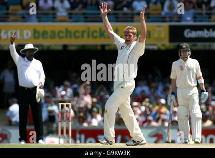 Matthew Hoggard, in Inghilterra, celebra l'intrappolamento dell'australiano Adam Gilchrist per un'anatra durante il secondo giorno del primo test match al Gabba, Brisbane, Australia. Foto Stock