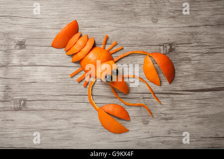 Gamberi di fiume fatta di colore arancione su sfondo di legno Foto Stock