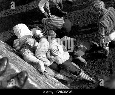 Eton Wall Game, Eton College. Una vista del bullo dalla cima del muro eponimo. Foto Stock