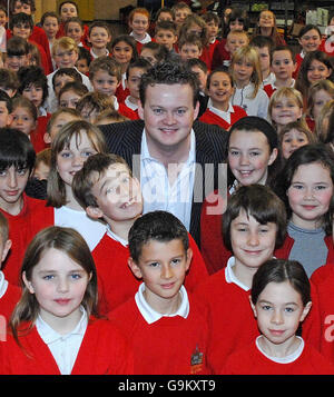 L'ex campione del mondo di snooker Shaun Murphy visita i bambini alla Scarcroft Primary School, York. Foto Stock