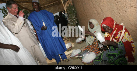 Il Principe del Galles incontra la gente del posto che fa il cotone con metodi tradizionali al Villaggio Dawakin Kudu, a Kano, in Nigeria, il terzo giorno del suo tour dell'Africa occidentale. Foto Stock