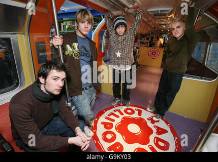 McFly (da sinistra a destra) Harry Judd, Dougie Poynter, Danny Jones e Tom Fletcher visitano il Great Ormond Street Children's Hospital nel centro di Londra. Foto Stock