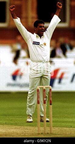 Il bowler pakistano Waqar Young celebra il licenziamento di Graham in Inghilterra Thorpe catturato da Abdur Razzaq Foto Stock