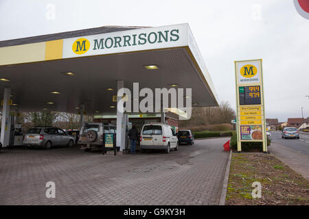 Morrisons stazione di benzina con benzina al di sotto di 1 € Foto Stock