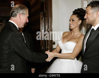 (Da sinistra a destra:) il principe del Galles modello d'incontro Katie Price conosciuto come Jordan e suo marito Peter Andre al London Coliseum Theatre durante la Royal Variety Performance. Foto Stock