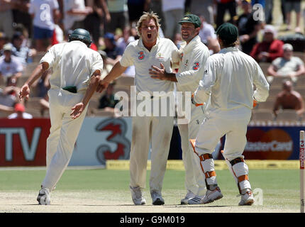 Lo Shane Warne (centro) dell'Australia celebra il bowling inglese Kevin Pietersen fuori durante il quinto giorno del secondo test match all'Adelaide Oval, Adelaide, Australia. Foto Stock