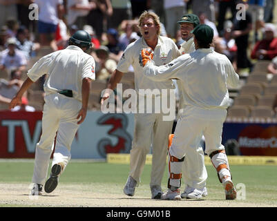 Lo Shane Warne (centro) dell'Australia celebra il bowling inglese Kevin Pietersen durante il quinto giorno del secondo Test Match all'Adelaide Oval, Adelaide, Australia. Foto Stock