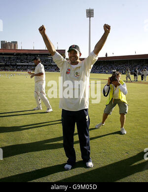 Il capitano australiano Ricky Ponting saluta la folla dopo la vittoria contro l'Inghilterra durante il quinto giorno del secondo Test Match all'Adelaide Oval, Adelaide, Australia. Foto Stock