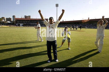 ***RACCOLTO ALTERNATIVO di CRICKET England 38*** il capitano australiano Ricky Ponting saluta la folla dopo la loro vittoria contro l'Inghilterra durante il quinto giorno del secondo Test match all'Adelaide Oval, Adelaide, Australia. Foto Stock