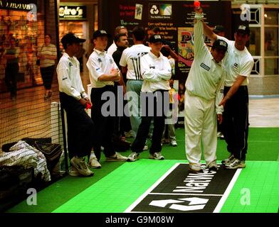 Mike Smith, Gloucestershires lanciano il "Cricket in Unusual Places" della NatWest Series nel Galleries Shopping Centre di Bristol. Questo fa parte della campagna NatWest Grassroots per incoraggiare e sviluppare l'interesse dei bambini nello sport. Foto Stock