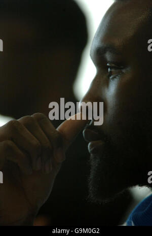 Danny Williams (a destra), ex campione del Commonwealth Heavyweight, durante una conferenza stampa all'Excel Arena di Londra. Foto Stock