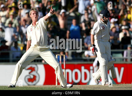 Il Brett Lee dell'Australia festeggia dopo aver preso il wicket di Ian Bell (a destra) dell'Inghilterra per un'anatra durante il primo giorno del terzo Test match al WACA, Perth, Australia. Foto Stock