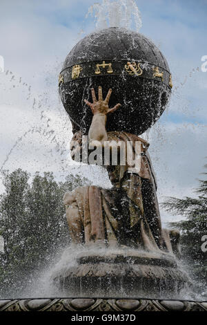 Atlas tenendo un globo decorato con oro segni zodiacali. Una vista ravvicinata della Atlas Fontana al Castle Howard. Regno Unito. Foto Stock
