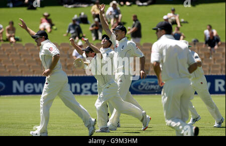 Il capitano dell'Inghilterra Andrew Flintoff (al centro) festeggia con i compagni di squadra dopo che James Anderson ha licenziato Matthew Elliott dell'Australia Meridionale durante la partita del tour di Ashes contro l'Australia Meridionale all'Adelaide Oval, Adelaide, Australia. Foto Stock