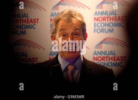 Il primo Ministro britannico Tony Blair sorride durante un discorso all'Hardwick Hall Hotel, Sedgefield, County Durham. Foto Stock