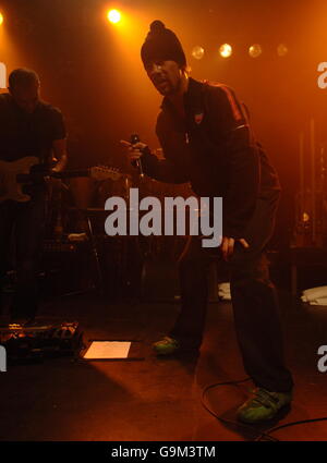 Jamiroquai ha eseguito uno spettacolo esclusivo per Capital radio presso il Mean Fiddler nel centro di Londra. Data immagine: Giovedì 16 novembre 2006. L'immagine di credito dovrebbe essere: Yui Mok/PA. Foto Stock