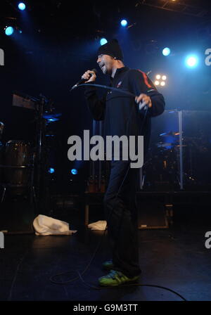 Jamiroquai esegue un segreto gig per Capital Radio in corrispondenza della media Fiddler Foto Stock