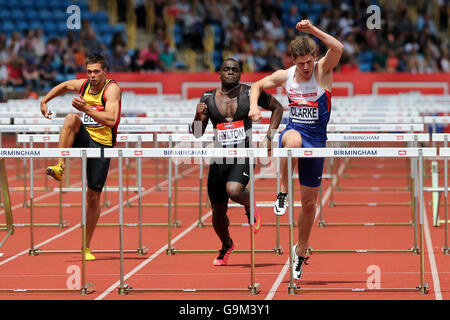Andy BLOW, Giuseppe HYLTON & Lawrence CLARKE 110m ostacoli - calore 3, 2016 del Campionato Britannico, Birmingham Alexander Stadium Regno Unito. Foto Stock