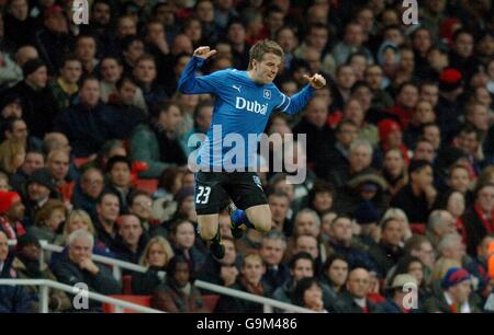 Calcio - UEFA Champions League - Gruppo G - Arsenal / Amburgo - Emirates Stadium. Il Rafael Van der Vaart di Amburgo celebra il traguardo di apertura del gioco Foto Stock