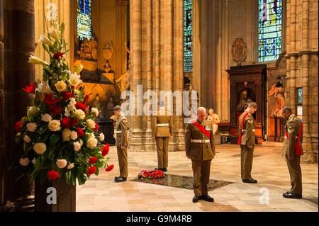 La chiusura della veglia presso la tomba del Soldato sconosciuto nell'Abbazia di Westminster, Londra, come nazione onori migliaia di soldati caduti nella battaglia della Somme, 100 anni dopo la sua sanguinosa inizio. Foto Stock