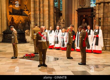 La chiusura della veglia presso la tomba del Soldato sconosciuto nell'Abbazia di Westminster, Londra, come nazione onori migliaia di soldati caduti nella battaglia della Somme, 100 anni dopo la sua sanguinosa inizio. Foto Stock