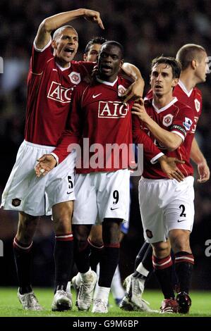 Calcio - fa Barclays Premiership - Manchester United v Chelsea - Old Trafford. Louis Saha del Manchester United celebra il suo obiettivo con Rio Ferdinand (l) e Gary Neville (r) Foto Stock