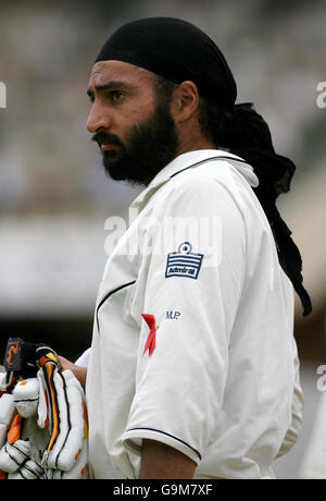 Cricket - Tour delle ceneri - seconda prova 3-mobile - Day 1 - Australia / Inghilterra - Adelaide Oval. Monty Panesar, in Inghilterra, porta le bevande durante il primo giorno della seconda prova all'Adelaide Oval di Adelaide, Australia. Foto Stock