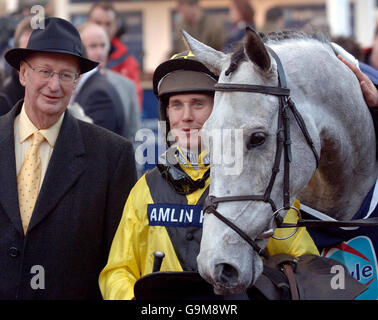 Detroit City con il proprietario Terry Warner e il fantino Richard Johnson dopo aver vinto il boylesports.com International Hurtdle al Cheltenham Racecourse. Foto Stock