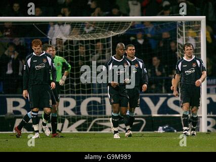 I giocatori di West Ham si levano in piedi espulsi dopo aver nascosto un secondo obiettivo A Bolton Wanderer's. Foto Stock