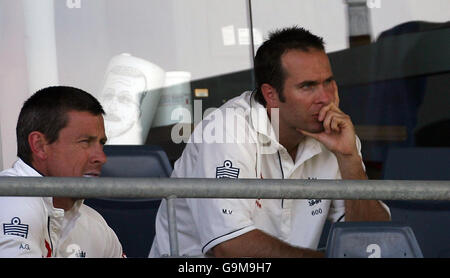 Michael Vaughan, in Inghilterra, si siede nello stand con Ashley Giles (a sinistra) durante il secondo giorno del tour match contro l'Australia occidentale al W.A.C.A. Ground, Perth, Australia. Foto Stock