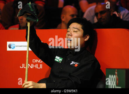 L'attuale campione britannico di snooker Ding Junhui lotta per rimanere sveglio durante la sua partita contro Ryan Day durante il campionato britannico di snooker Maplin allo York Barbican Center di York. Foto Stock