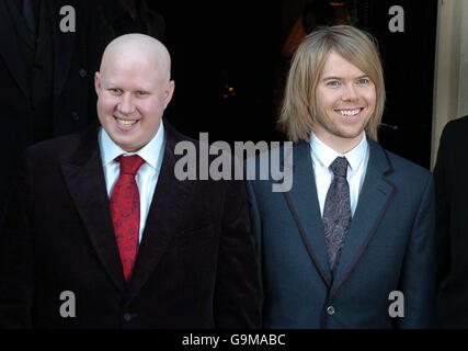 La star britannica Matt Lucas, a sinistra, con il suo partner di lunga data, Kevin McGee, dopo la cerimonia di nozze tenuta presso il club privato Home House nel centro di Londra. Foto Stock