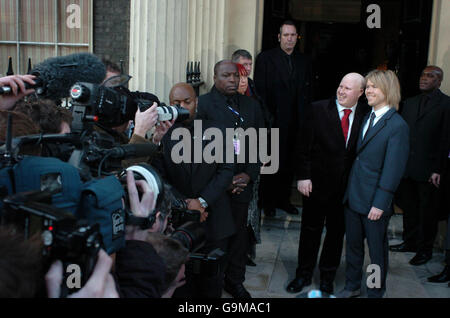 La star della Little Britain Matt Lucas (cravatta rossa), con il suo partner di lunga data, Kevin McGee, dopo la cerimonia di nozze tenuta presso il club privato Home House nel centro di Londra. Foto Stock