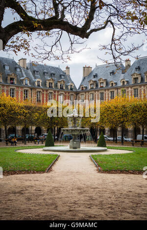 Places des Vosges. L'incantevole Royal Square è situato nel vivace quartiere di Marais. Foto Stock