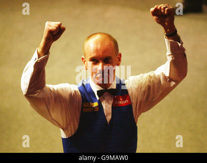 Peter Ebdon d'Inghilterra celebra dopo aver battuto Stephen Hendry della Scozia nella finale dei Campionati Maplin UK Snooker al York Barbican Center di York. Foto Stock